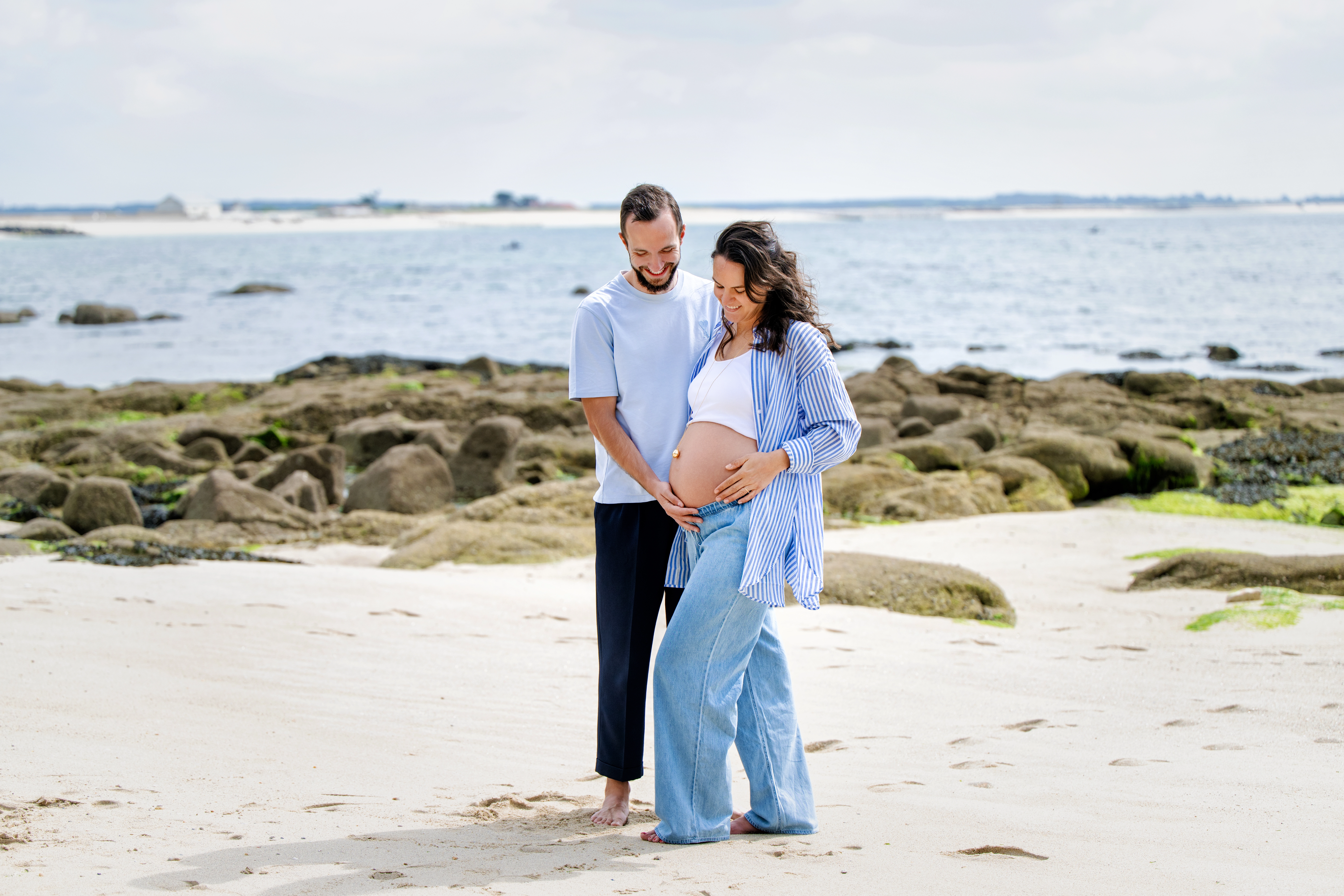 photo en extérieur à la mer de maternité par le studio Faucher