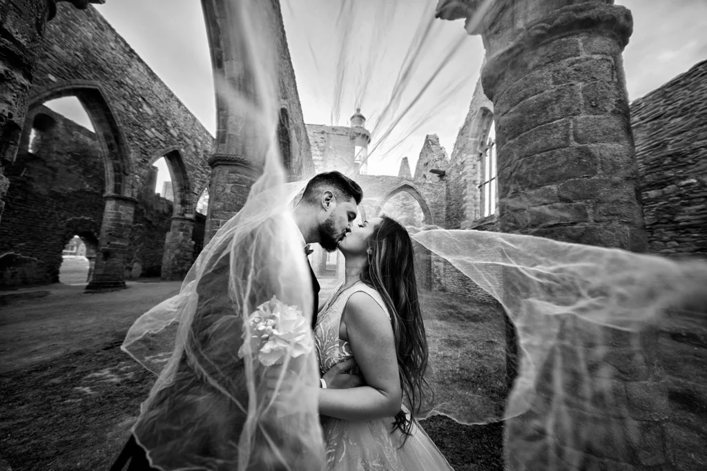 Couple de mariés, ruines château