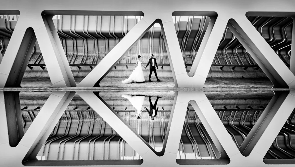 Couple de mariés, lieu moderne, reflet Saint-Nazaire