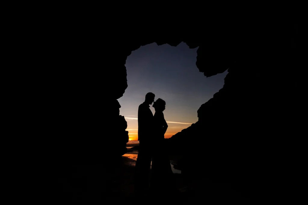 Couple de mariés, en bord de mer, couché de soleil, ombres