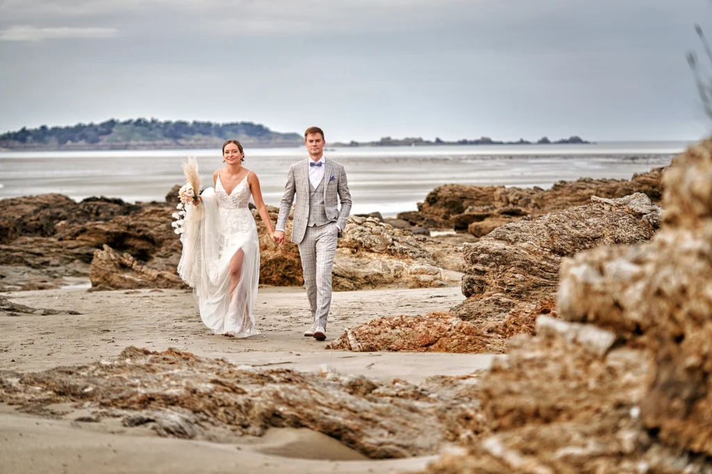 Couple de mariés, en bord de mer bretagne