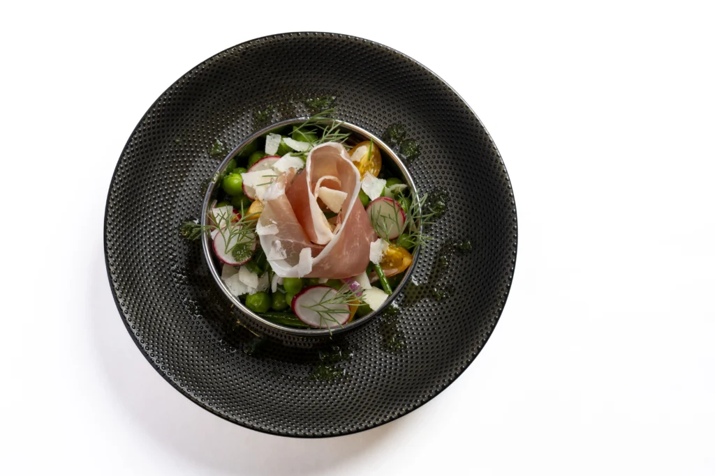 Salade gastronomique avec jambon cru et légumes frais réalisé à Châteaugiron