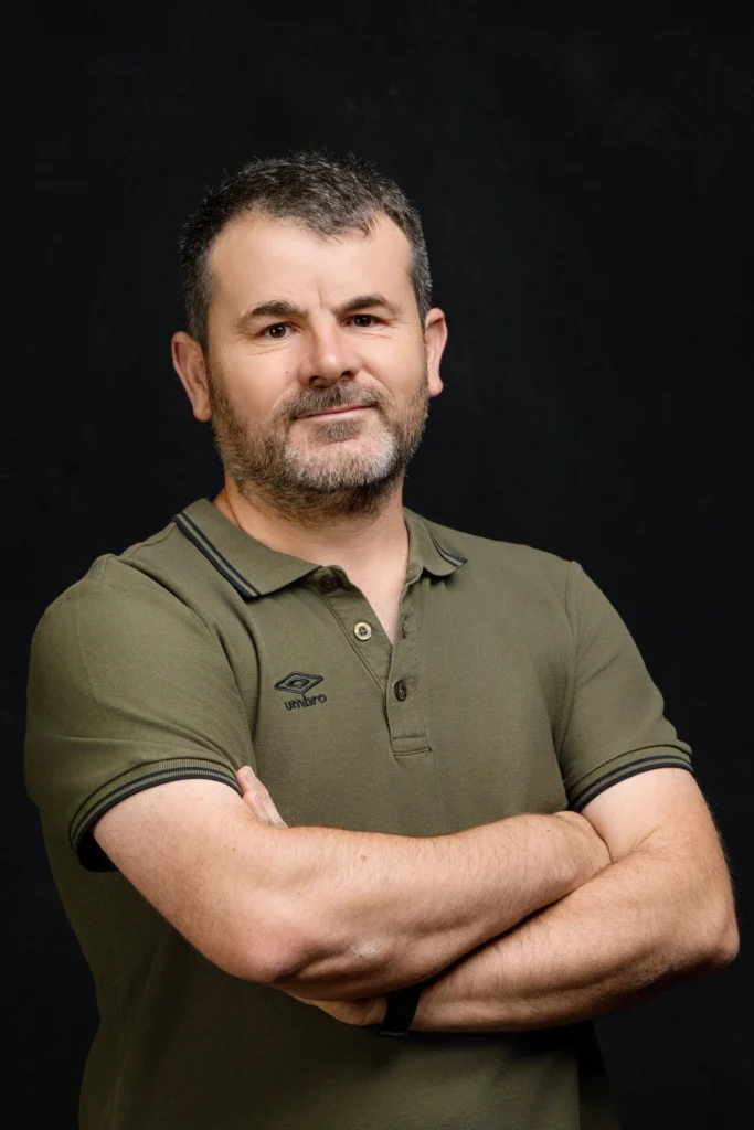 Portrait professionnel d’un artisan en studio à Rennes