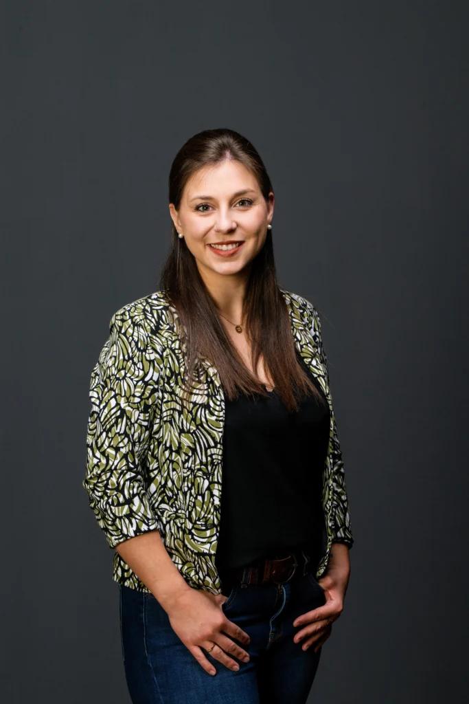 Portrait professionnel femme sur fond neutre réalisé en studio à Rennes