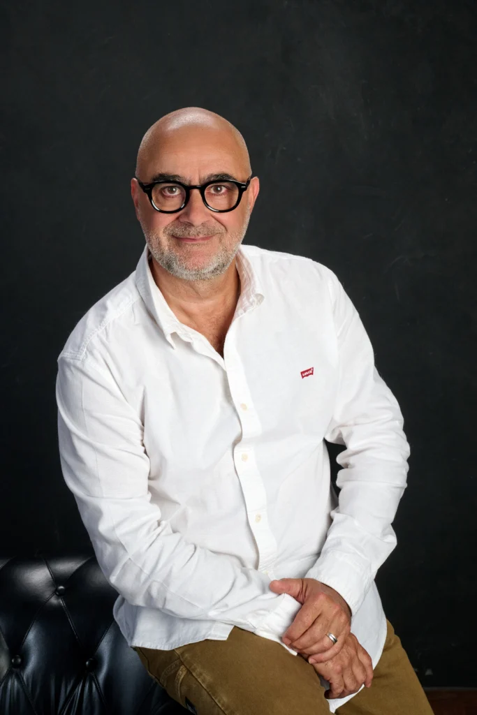 Portrait professionnel d’un expert en entreprise réalisé en studio à Rennes