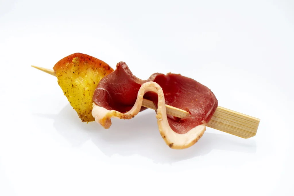 Brochette de saumon avec citron en photographie culinaire