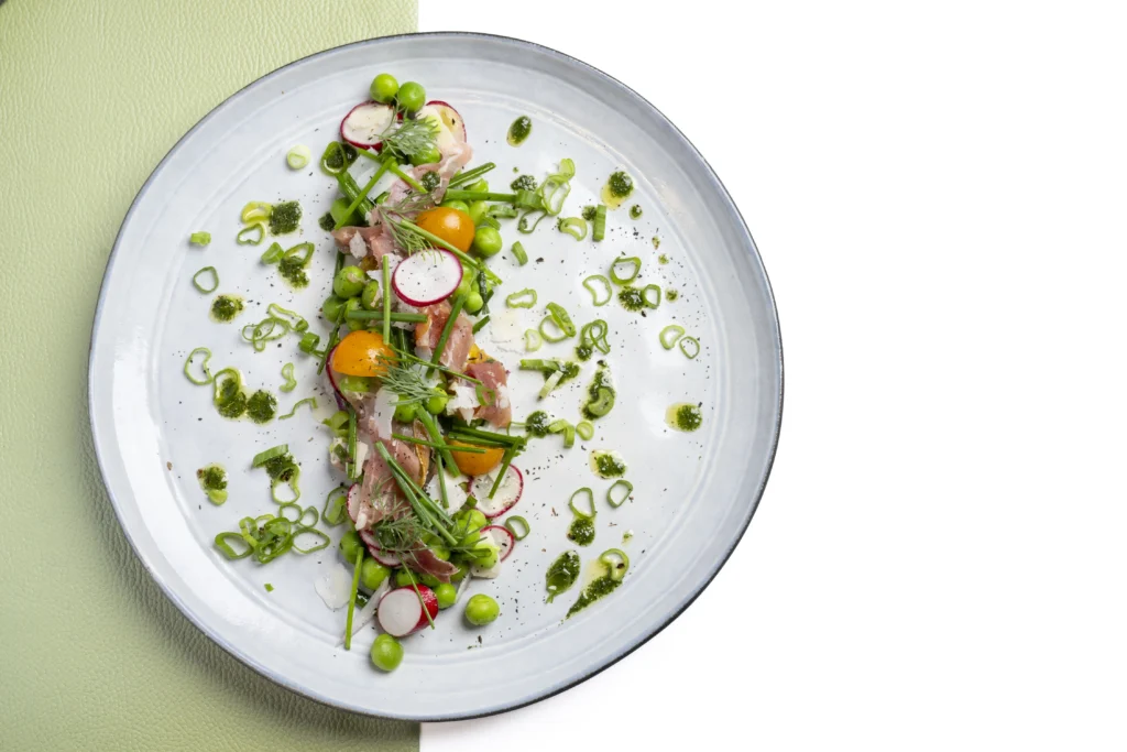 Brochette apéritive avec viande séchée en photographie culinaire