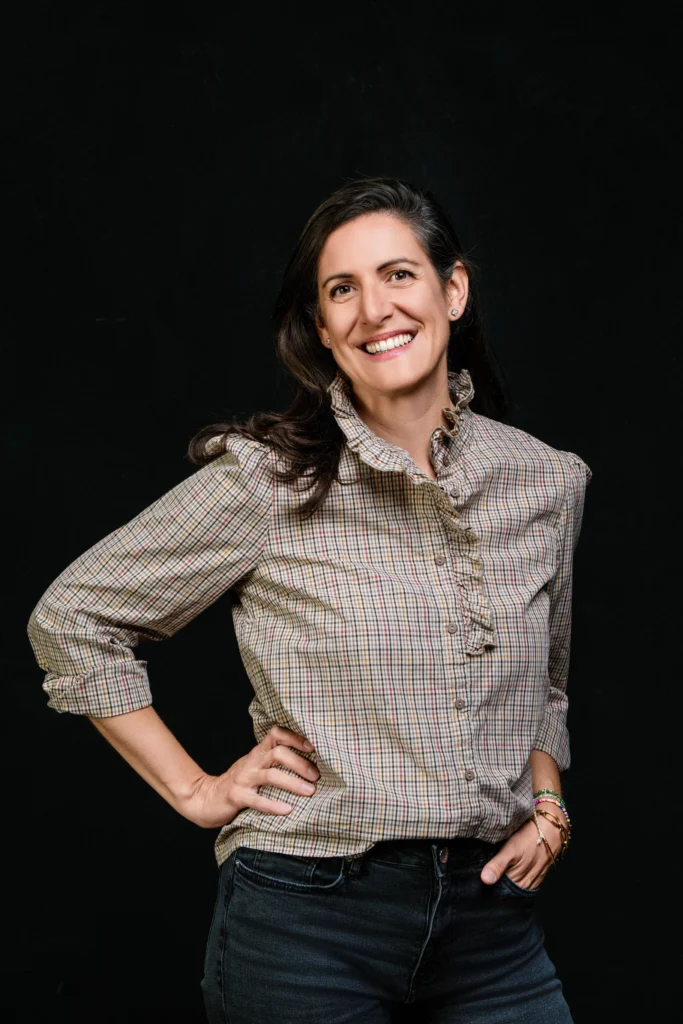 Portrait professionnel d’une entrepreneuse réalisé en studio à Rennes