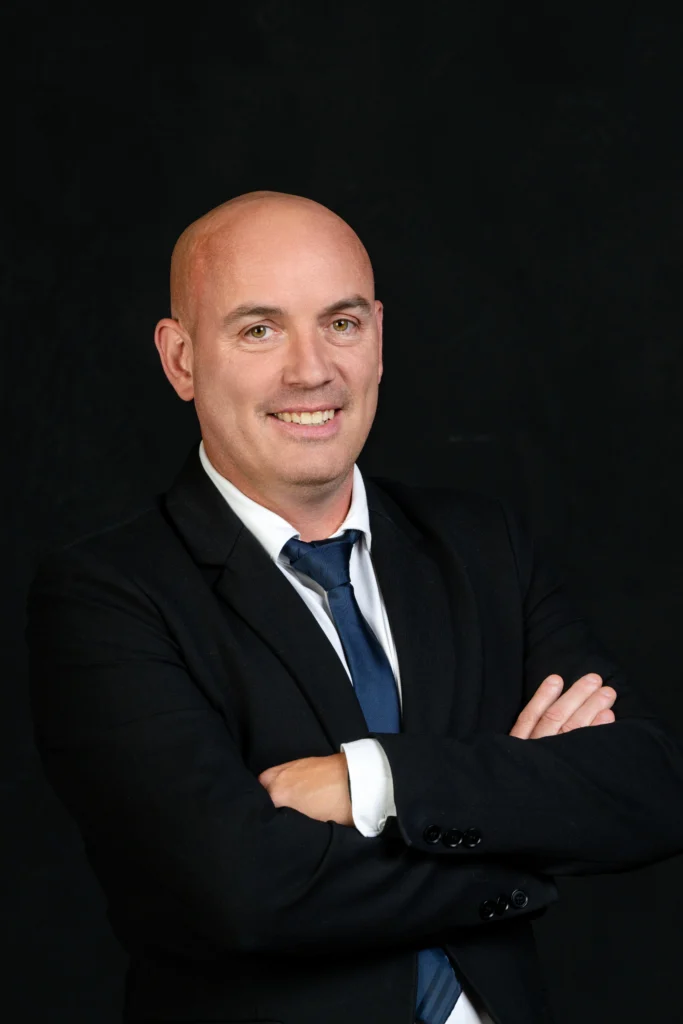 Portrait corporate d’un dirigeant en costume réalisé en studio à Rennes