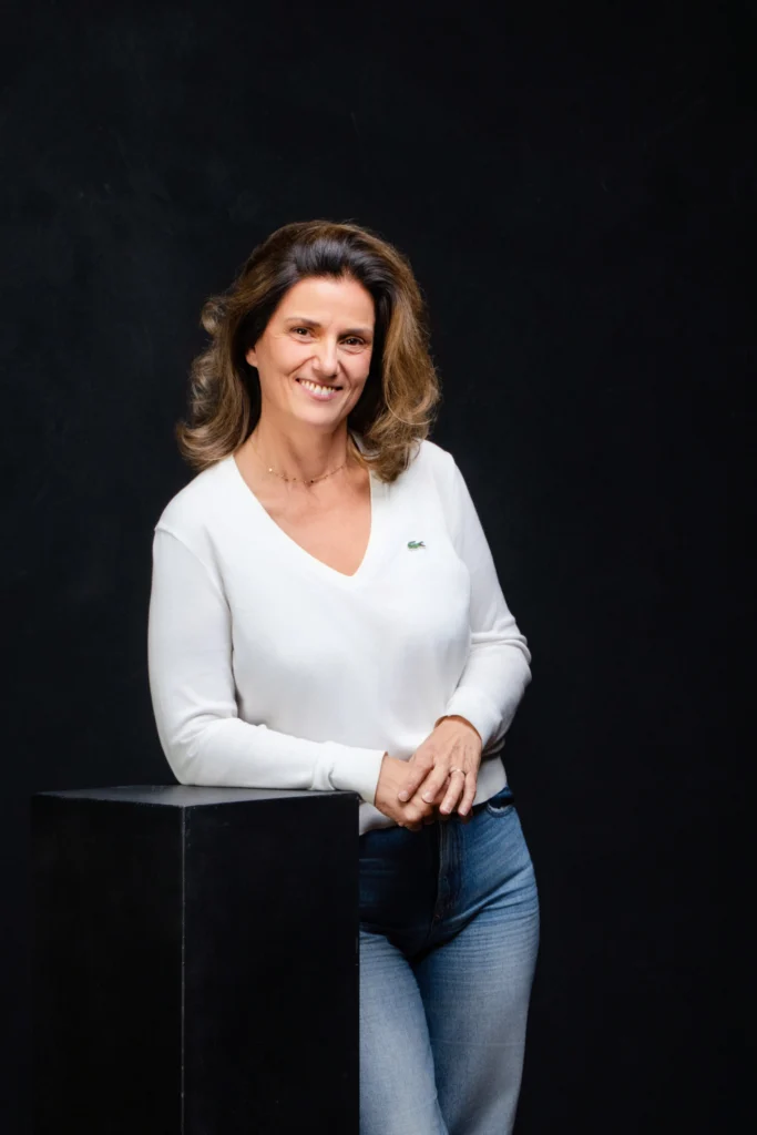 Portrait corporate d’une femme dirigeante réalisé en studio à Rennes – Studio Faucher