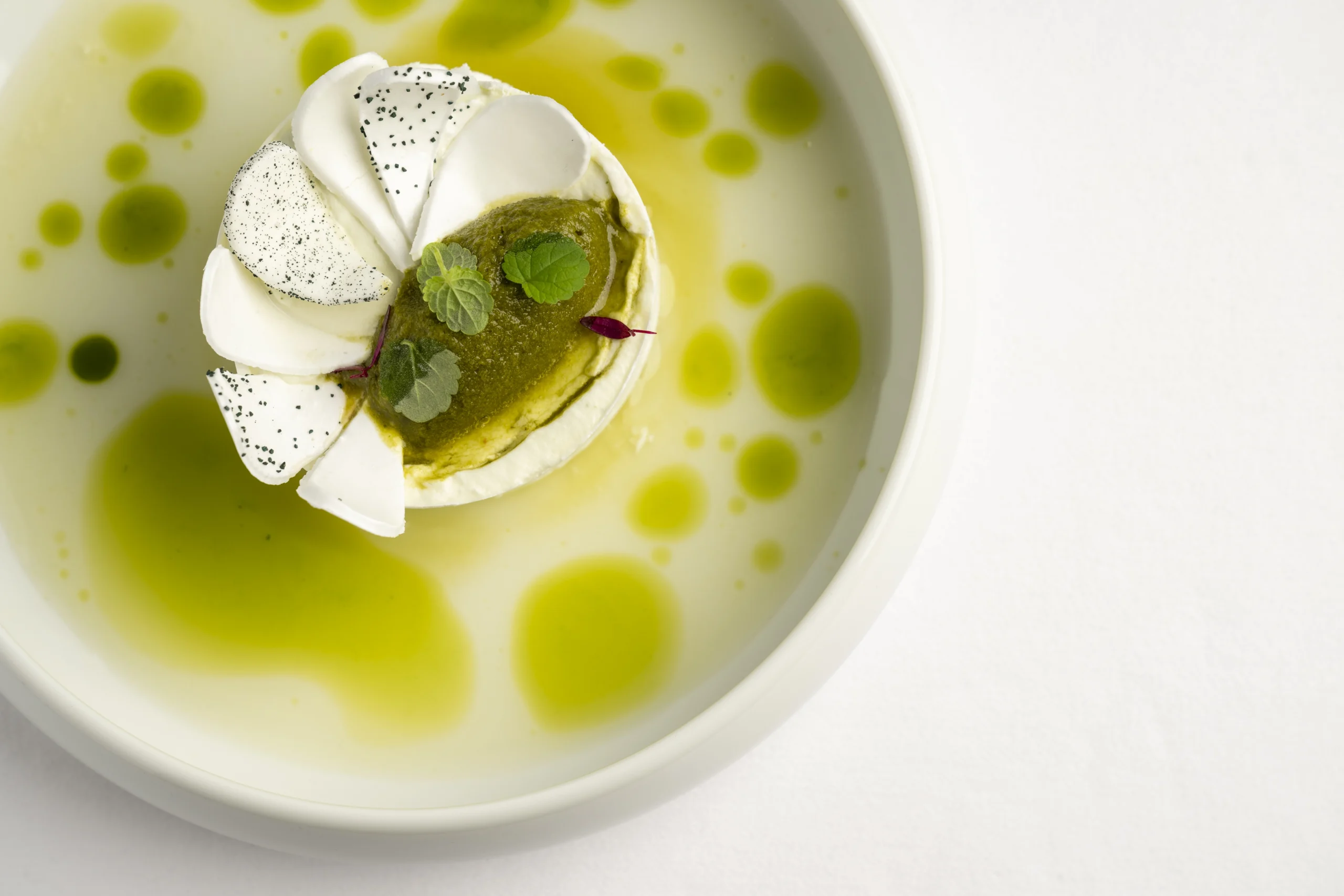 Plat gastronomique avec sauce verte et dressage artistique en photographie culinaire à Châteaugiron