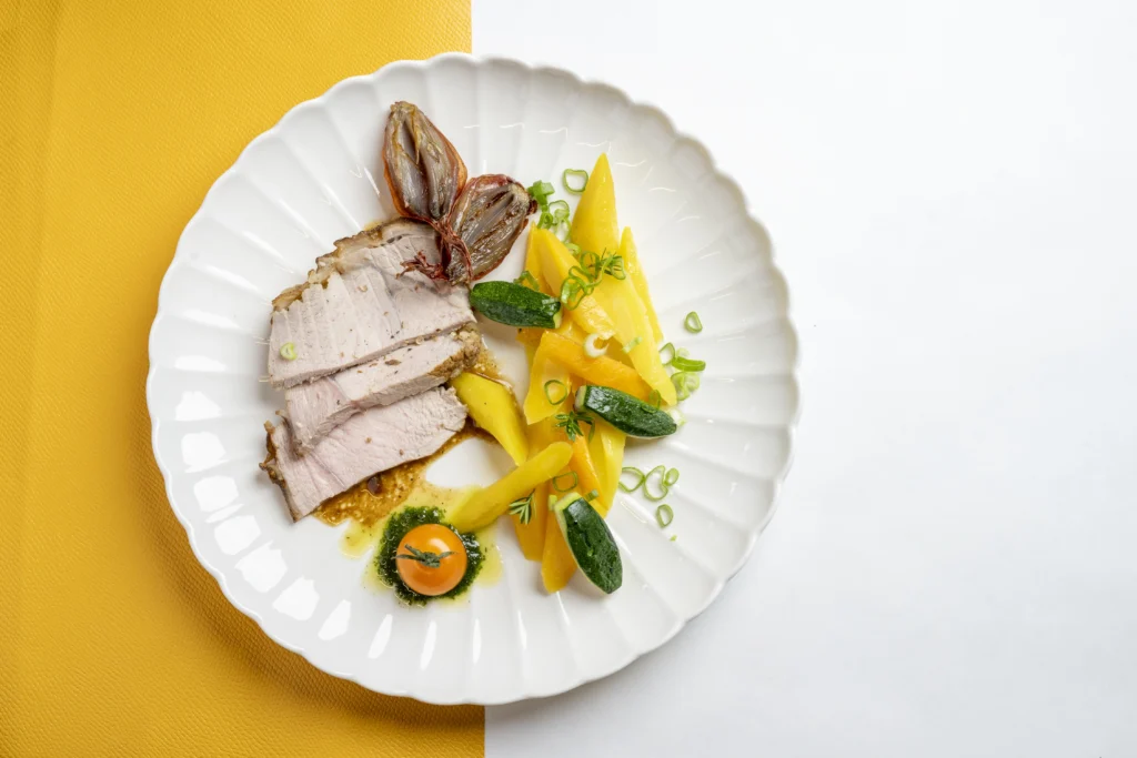 Assiette gastronomique avec légumes et dressage moderne