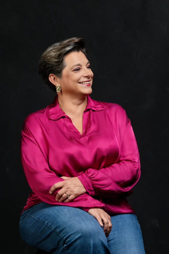 Portrait corporate d’une femme dirigeante souriante réalisé en studio à Rennes