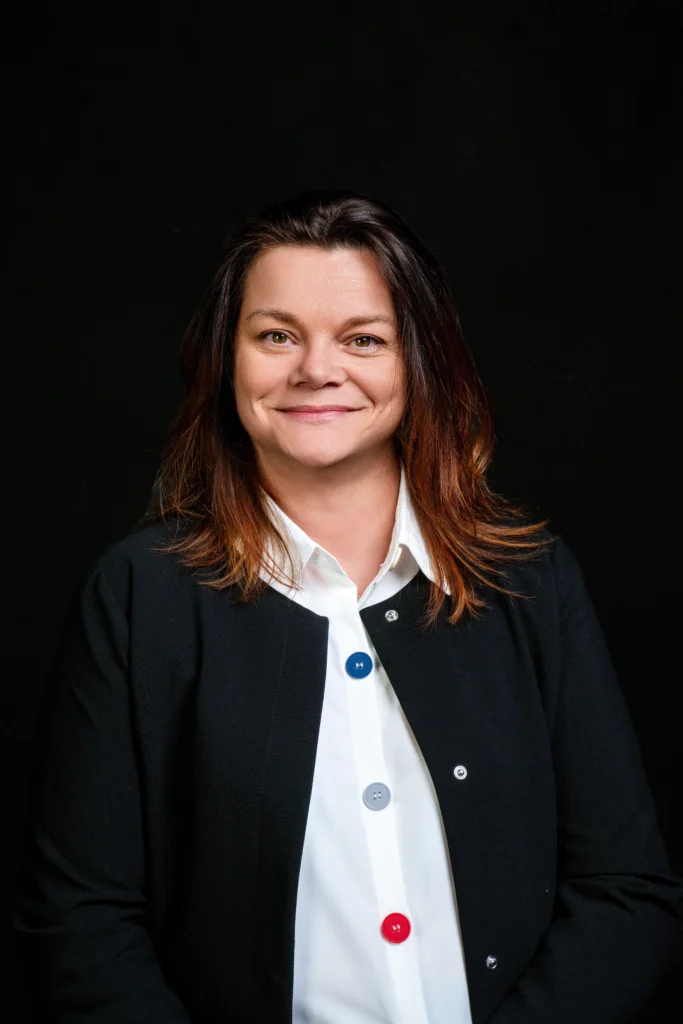 Portrait corporate d’une femme dirigeante en studio à Rennes – Studio Faucher