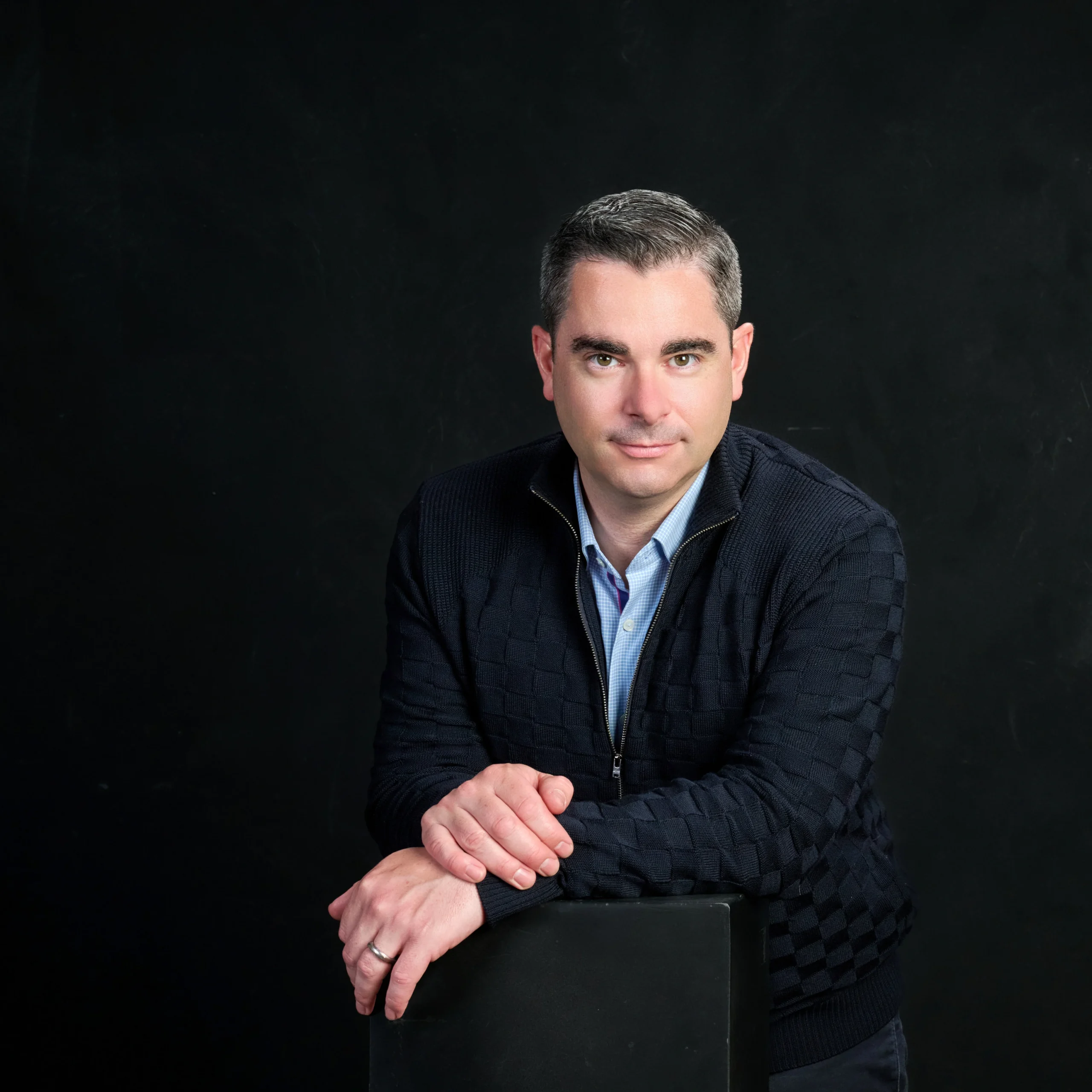 Portrait professionnel d’un dirigeant en entreprise réalisé en studio à Rennes