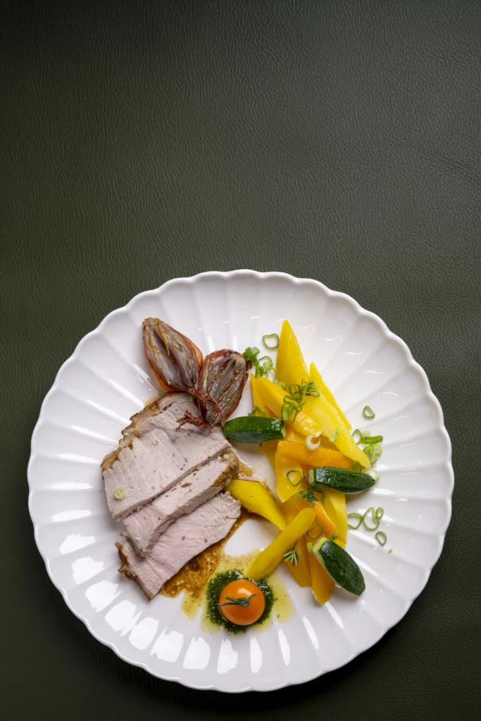 photo culinaire d'un plat de veau et légumes au studio faucher à chateaugiron 