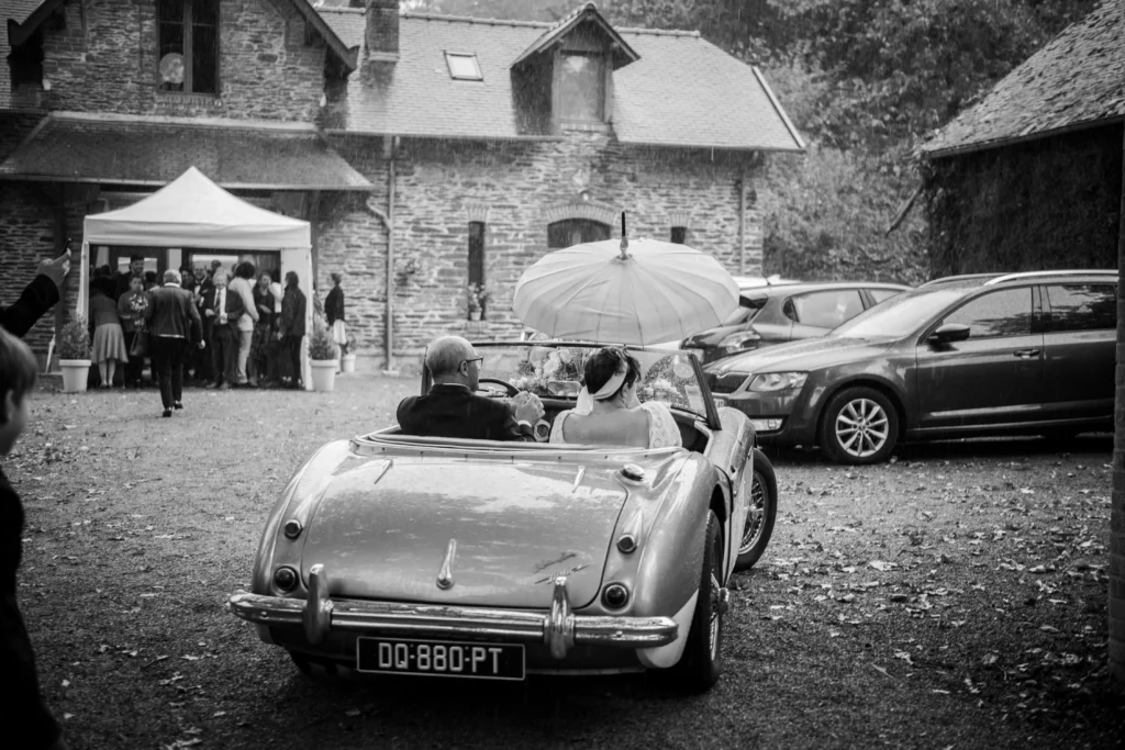 photo de mariage avec une voiture de collection à chateaugiron