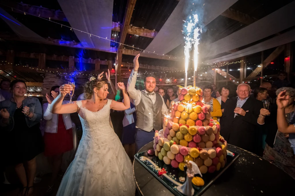 photo de mariage avec la pièce montée 