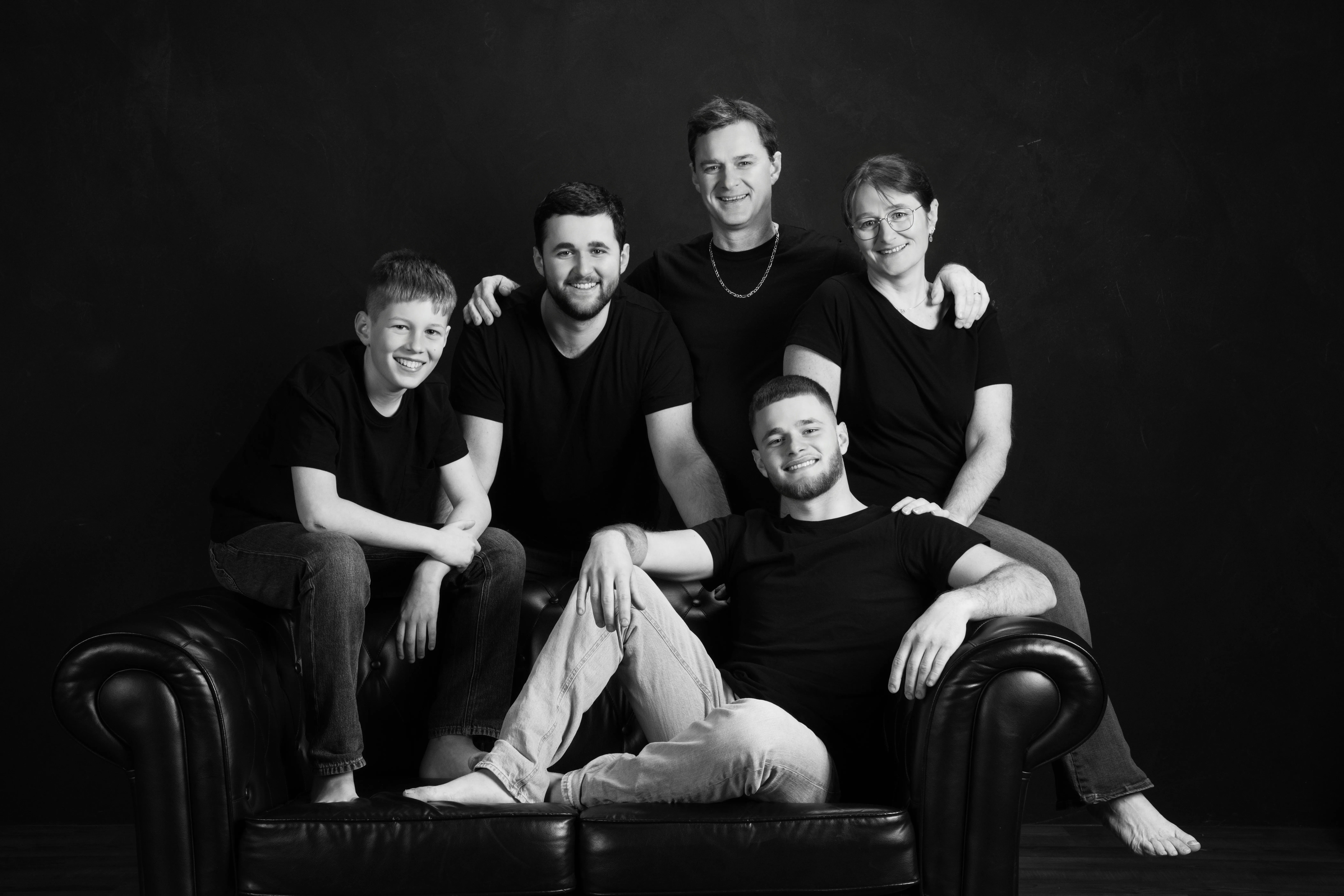 photo de famille en noir et blanc en studio à Châteaugiron