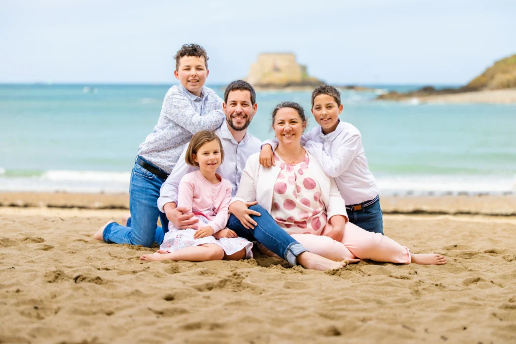 photo de famille à saint-malo à la plage