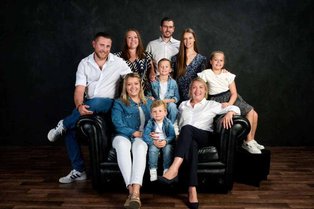 photo de famille recomposée en bretagne en studio