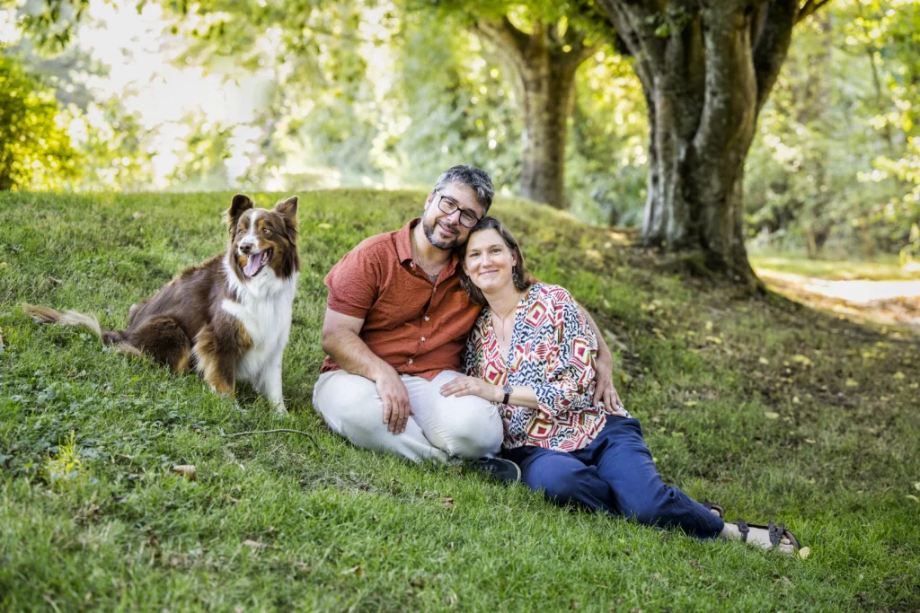 photo en couple avec son chien en nature à châteaugiron