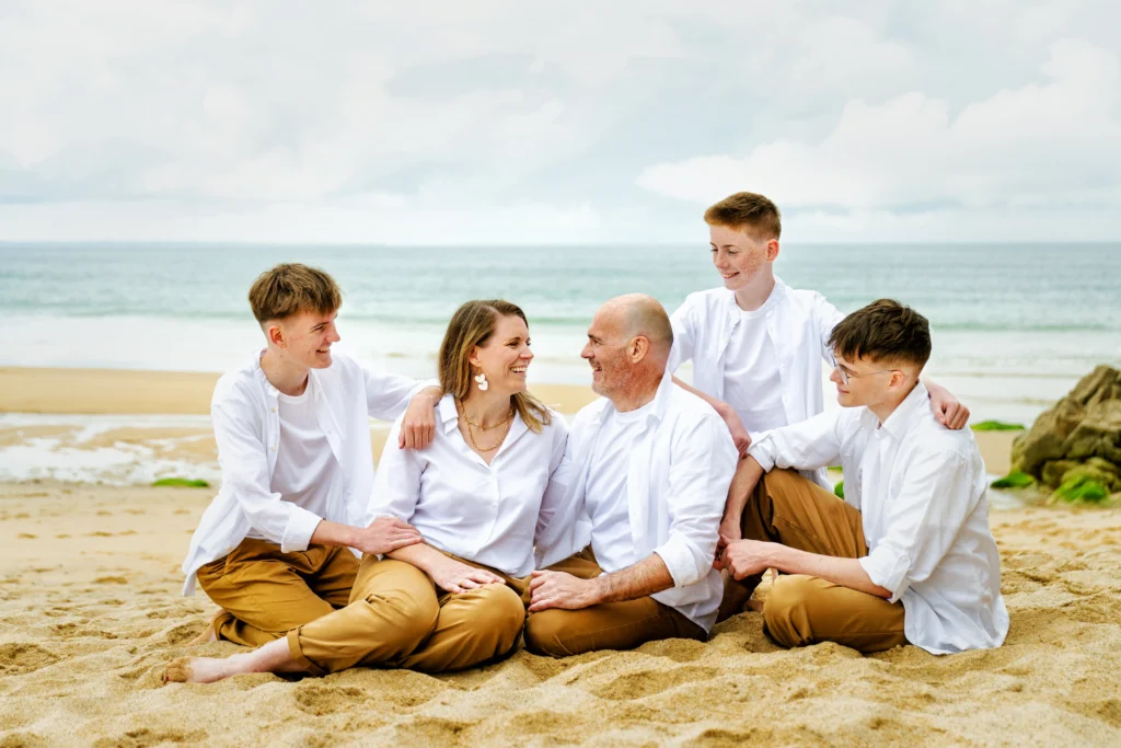 photo de famille à la plage de Quiberon par le studio faucher